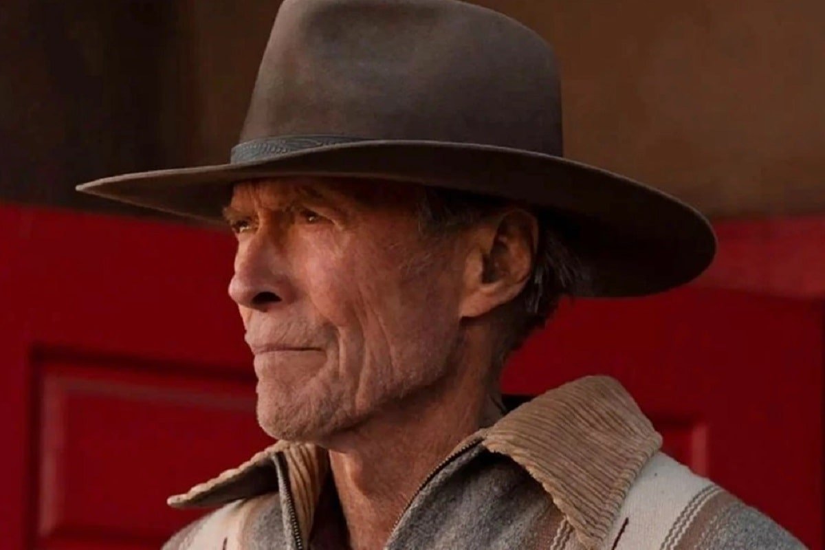 A los 91 años, Clint Eastwood lanza un puñetazo y monta a caballo en su nueva película.