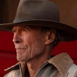 A los 91 años, Clint Eastwood lanza un puñetazo y monta a caballo en su nueva película.